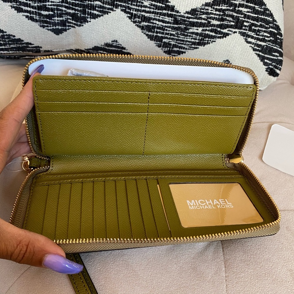 Michael Kors Jet Set Pistachio Green Travel Continental Leather Wallet - Picture 8 of 13